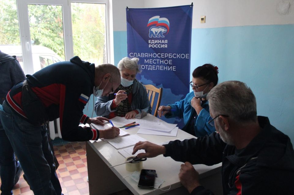 В рамках акции «Zа наших» и проекта «Здоровое будущее» партии «Единая Россия» на базе Славяносербской центральной районной больницы состоялся День донора, приуроченный 3-й годовщине воссоединения Луганской Народной... В рамках акции «Zа наших» и проекта «Здоровое будущее» партии «Единая Россия» на базе Славяносербской центральной районной больницы состоялся День донора, приуроченный 3-й годовщине воссоединения Луганской Народной...