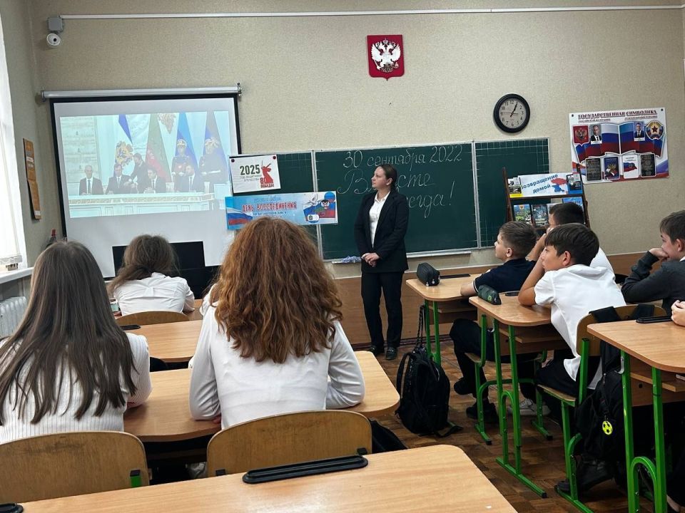 Члены УИК провели патриотический урок «Возвращение домой» в луганской школе Члены УИК провели патриотический урок «Возвращение домой» в луганской школе