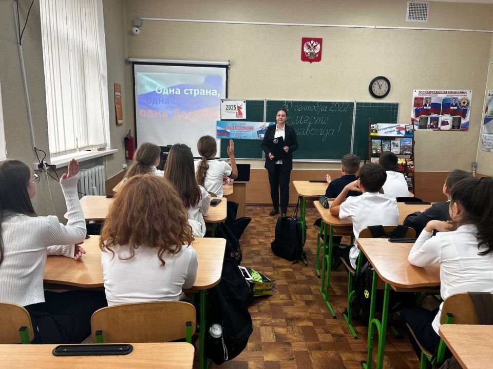 Члены УИК провели патриотический урок «Возвращение домой» в луганской школе Члены УИК провели патриотический урок «Возвращение домой» в луганской школе