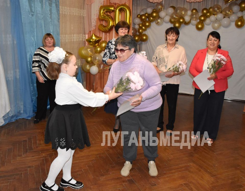 Краснолучский ясли-сад компенсирующего типа № 45 «Колокольчик» отметил 50-летие Краснолучский ясли-сад компенсирующего типа № 45 «Колокольчик» отметил 50-летие