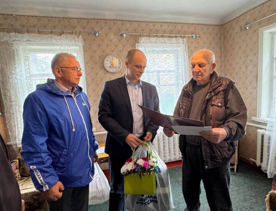 100-й день рождения – с партийцами 100-й день рождения – с партийцами