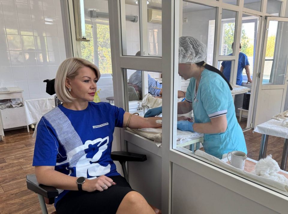 По всей ЛНР жители сдают кровь «Zа наших» По всей ЛНР жители сдают кровь «Zа наших»