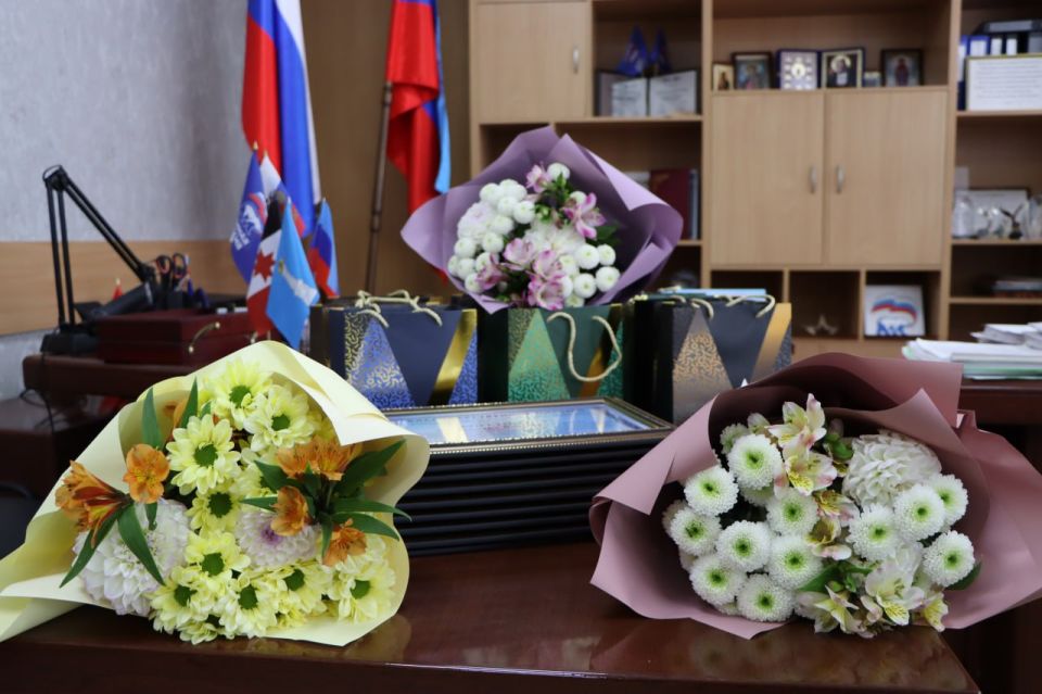 Евгений Бондарь: В преддверии Дня города Лутугино и 3-й годовщины воссоединения Донбасса и Новороссии с Российской Федерацией встретился с представителями различных сфер деятельности Лутугинщины Евгений Бондарь: В преддверии Дня города Лутугино и 3-й годовщины воссоединения Донбасса и Новороссии с Российской Федерацией встретился с представителями различных сфер деятельности Лутугинщины