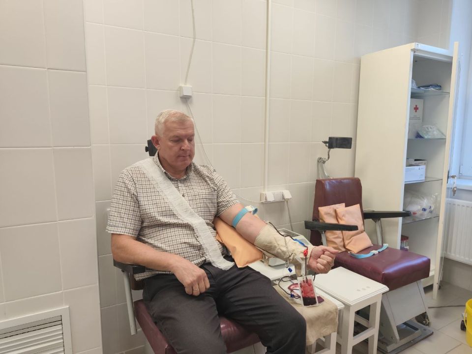 По всей ЛНР жители сдают кровь «Zа наших» По всей ЛНР жители сдают кровь «Zа наших»