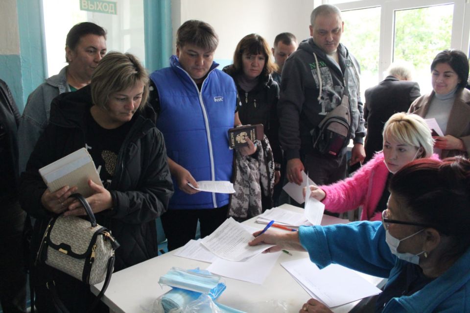 В рамках акции «Zа наших» и проекта «Здоровое будущее» партии «Единая Россия» на базе Славяносербской центральной районной больницы состоялся День донора, приуроченный 3-й годовщине воссоединения Луганской Народной... В рамках акции «Zа наших» и проекта «Здоровое будущее» партии «Единая Россия» на базе Славяносербской центральной районной больницы состоялся День донора, приуроченный 3-й годовщине воссоединения Луганской Народной...