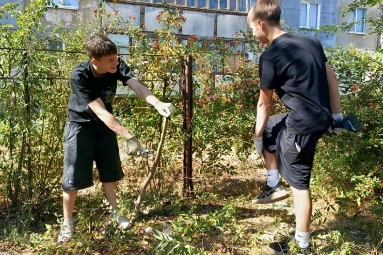 Чистый школьный двор: в Свердловской СШ №8 провели субботник в рамках акции «Зеленая Россия» Чистый школьный двор: в Свердловской СШ №8 провели субботник в рамках акции «Зеленая Россия»