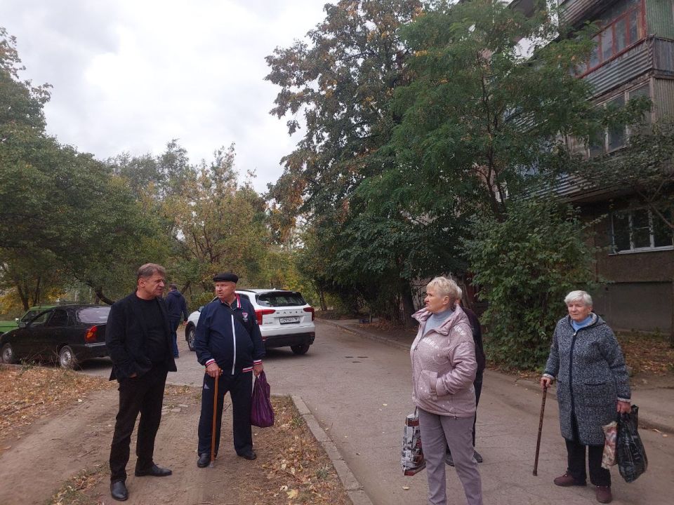 Председатель Совета городского округа проинспектировал ход работ по благоустройству внутриквартальных дворов, в том числе - по ул. Гмыри, 8 Председатель Совета городского округа проинспектировал ход работ по благоустройству внутриквартальных дворов, в том числе - по ул. Гмыри, 8