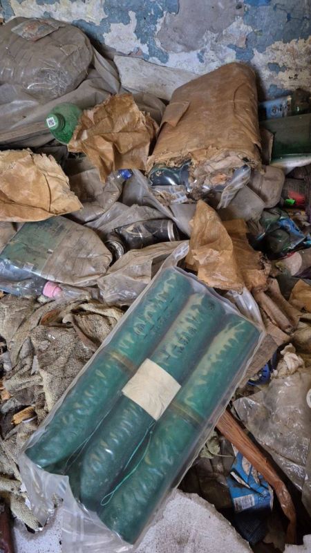 В Перевальском округе обнаружен схрон с боеприпасами иностранного производства В Перевальском округе обнаружен схрон с боеприпасами иностранного производства
