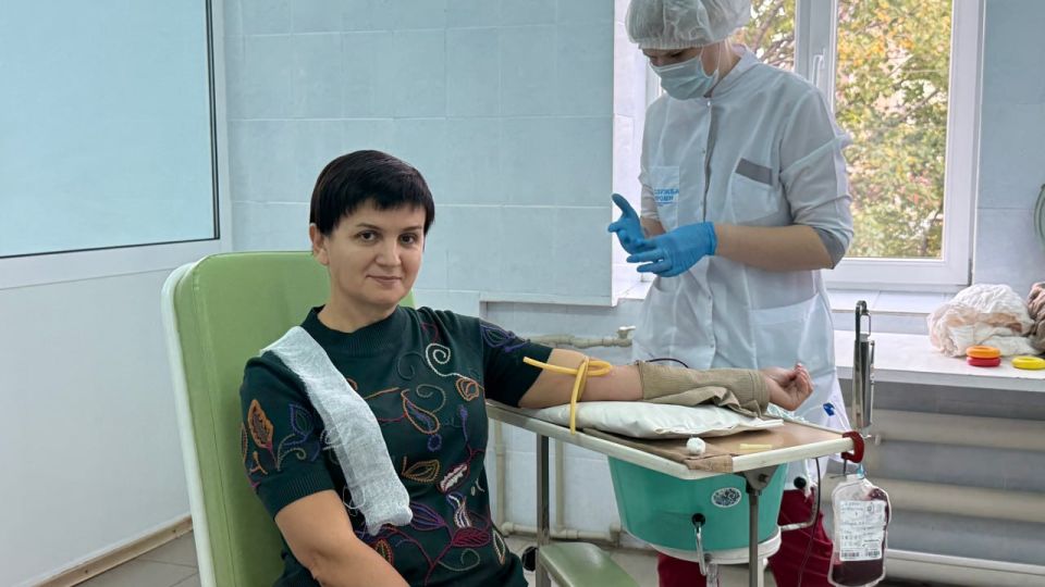 По всей ЛНР жители сдают кровь «Zа наших» По всей ЛНР жители сдают кровь «Zа наших»