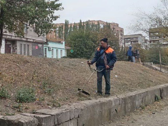 Коммунальные службы проводят работы на территории города Коммунальные службы проводят работы на территории города