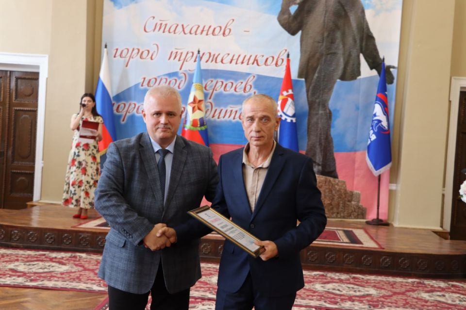 Константин Бутримов: ТОРЖЕСТВЕННОЕ МЕРОПРИЯТИЕ ПО СЛУЧАЮ 60-ЛЕТИЯ СТАХАНОВСКОГО ВАГОНОСТРОИТЕЛЬНОГО ЗАВОДА И ДНЯ МАШИНОСТРОИТЕЛЯ Константин Бутримов: ТОРЖЕСТВЕННОЕ МЕРОПРИЯТИЕ ПО СЛУЧАЮ 60-ЛЕТИЯ СТАХАНОВСКОГО ВАГОНОСТРОИТЕЛЬНОГО ЗАВОДА И ДНЯ МАШИНОСТРОИТЕЛЯ