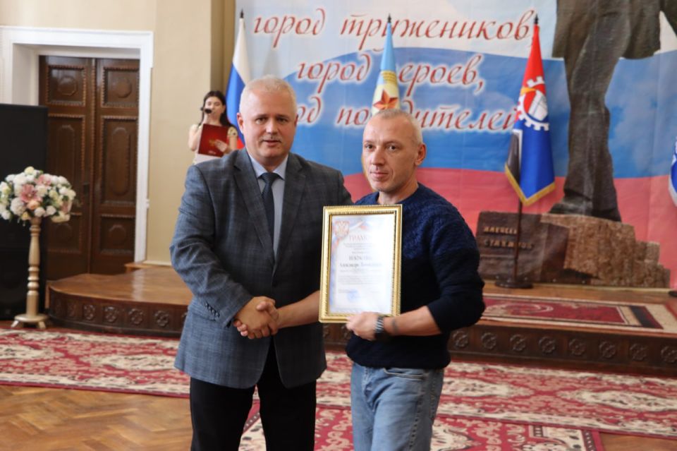 Константин Бутримов: ТОРЖЕСТВЕННОЕ МЕРОПРИЯТИЕ ПО СЛУЧАЮ 60-ЛЕТИЯ СТАХАНОВСКОГО ВАГОНОСТРОИТЕЛЬНОГО ЗАВОДА И ДНЯ МАШИНОСТРОИТЕЛЯ Константин Бутримов: ТОРЖЕСТВЕННОЕ МЕРОПРИЯТИЕ ПО СЛУЧАЮ 60-ЛЕТИЯ СТАХАНОВСКОГО ВАГОНОСТРОИТЕЛЬНОГО ЗАВОДА И ДНЯ МАШИНОСТРОИТЕЛЯ