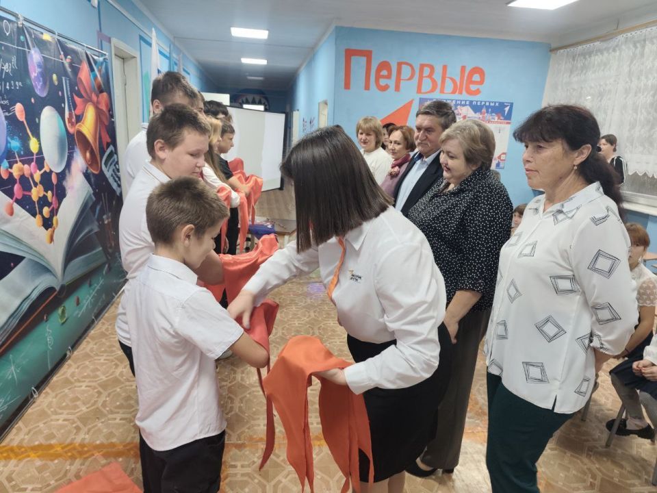 В ГБОУ ЛНР "Зелековский УВК" прошло торжественное посвящение в пионеры обучающихся 5-9 классов В ГБОУ ЛНР "Зелековский УВК" прошло торжественное посвящение в пионеры обучающихся 5-9 классов