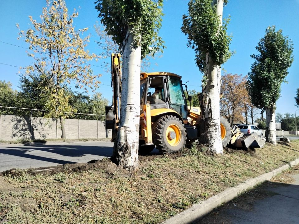В Ровеньках расчистили улицы и обочины дорог В Ровеньках расчистили улицы и обочины дорог