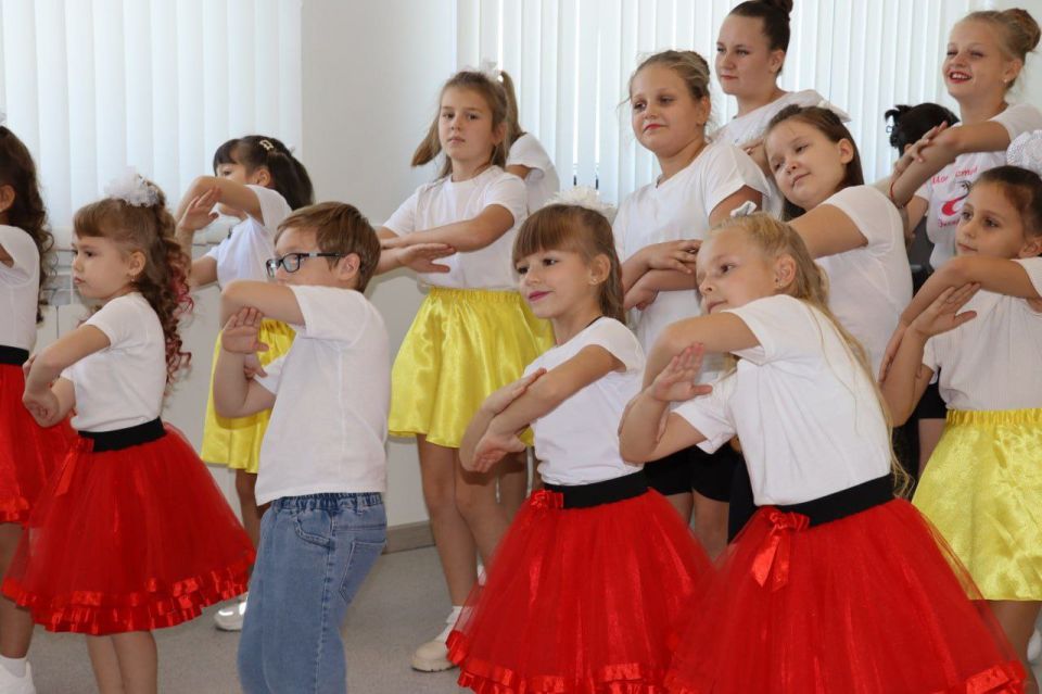 Единороссы поздравили работников муниципального дошкольного образования Северодонецка с профессиональным праздником — Днём воспитателя и всех дошкольных работников Единороссы поздравили работников муниципального дошкольного образования Северодонецка с профессиональным праздником — Днём воспитателя и всех дошкольных работников
