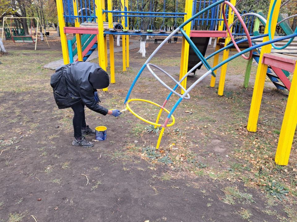 В пгт Ясеновский продолжаются работы по благоустройству территории В пгт Ясеновский продолжаются работы по благоустройству территории