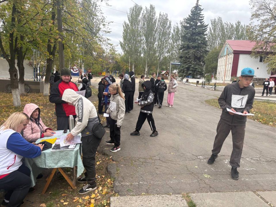 Сегодня в живописном Парке Героев города Ровеньки состоялись соревнования по спортивному ориентированию среди учащихся образовательных учреждений города под руководством Ровеньковского центра детского, юношеского туризма и... Сегодня в живописном Парке Героев города Ровеньки состоялись соревнования по спортивному ориентированию среди учащихся образовательных учреждений города под руководством Ровеньковского центра детского, юношеского туризма и...