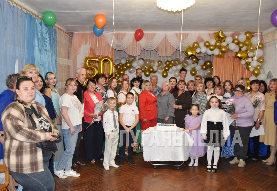 Краснолучский ясли-сад компенсирующего типа № 45 «Колокольчик» отметил 50-летие Краснолучский ясли-сад компенсирующего типа № 45 «Колокольчик» отметил 50-летие