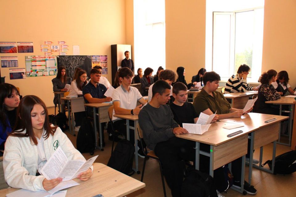 Транспортные полицейские Запорожья провели агитационную лекцию для учащихся 10-11 классов Транспортные полицейские Запорожья провели агитационную лекцию для учащихся 10-11 классов