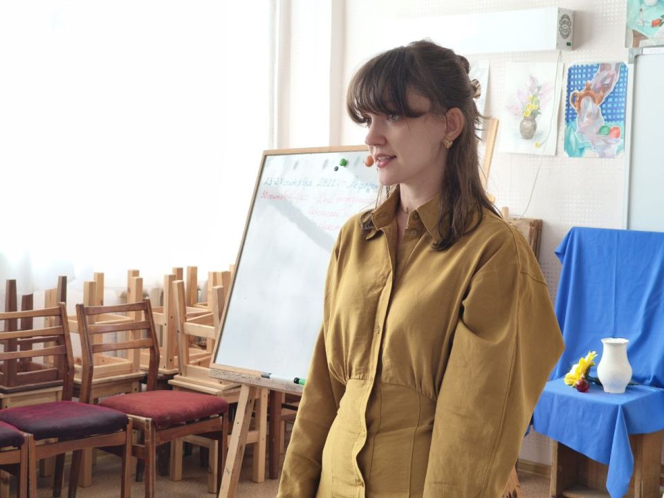 Отдел изобразительного искусства Детской школы искусств №2 провел праздничное занятие "Три цвета Родины", приуроченное к трехлетней годовщине возвращения исторических регионов в состав Российской Федерации Отдел изобразительного искусства Детской школы искусств №2 провел праздничное занятие "Три цвета Родины", приуроченное к трехлетней годовщине возвращения исторических регионов в состав Российской Федерации