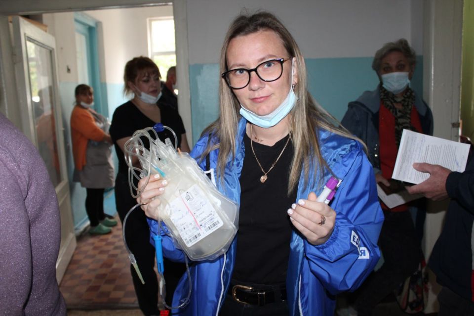 В рамках акции «Zа наших» и проекта «Здоровое будущее» партии «Единая Россия» на базе Славяносербской центральной районной больницы состоялся День донора, приуроченный 3-й годовщине воссоединения Луганской Народной... В рамках акции «Zа наших» и проекта «Здоровое будущее» партии «Единая Россия» на базе Славяносербской центральной районной больницы состоялся День донора, приуроченный 3-й годовщине воссоединения Луганской Народной...