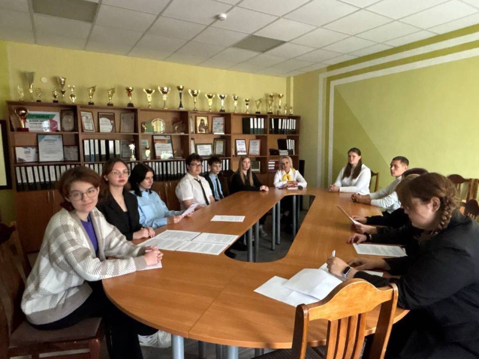26 сентября обучающиеся Перевальского горного колледжа вместе с советником директора по воспитанию, Печерской Е.Ю. приняли участие во Всероссийской акции «Вектор Дружбы», посвящённой новой памятной дате — Дню воссоединения... 26 сентября обучающиеся Перевальского горного колледжа вместе с советником директора по воспитанию, Печерской Е.Ю. приняли участие во Всероссийской акции «Вектор Дружбы», посвящённой новой памятной дате — Дню воссоединения...