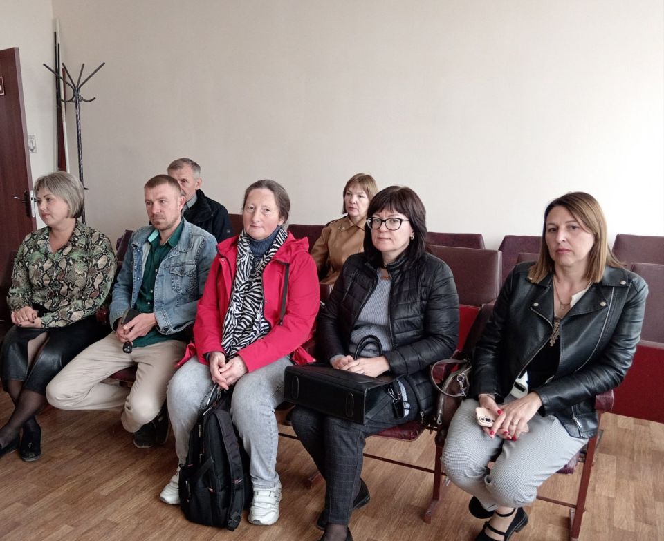 Сегодня начальник отдела по жизнеобеспечению пгт Новосветловка, с. Белоскелеватое, с. Пархоменко, п. Хрящеватое Наталья Толощук провела рабочее совещание со всеми руководителями организаций и предприятий, находящихся на... Сегодня начальник отдела по жизнеобеспечению пгт Новосветловка, с. Белоскелеватое, с. Пархоменко, п. Хрящеватое Наталья Толощук провела рабочее совещание со всеми руководителями организаций и предприятий, находящихся на...