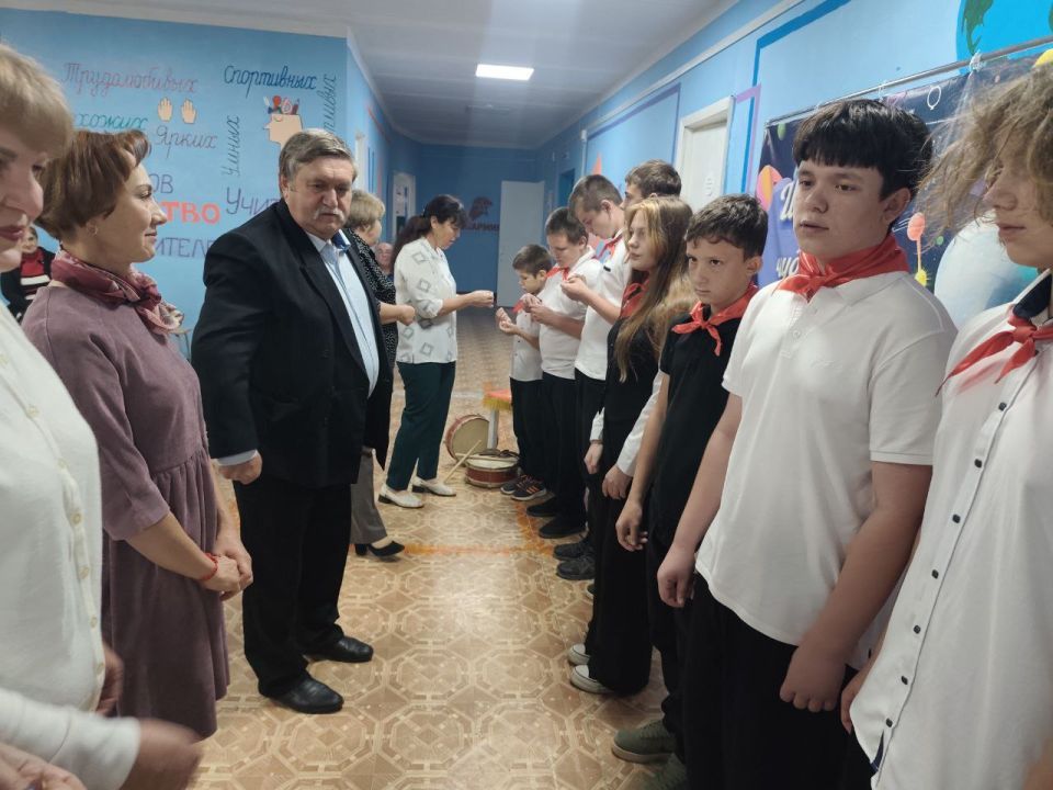 В ГБОУ ЛНР "Зелековский УВК" прошло торжественное посвящение в пионеры обучающихся 5-9 классов В ГБОУ ЛНР "Зелековский УВК" прошло торжественное посвящение в пионеры обучающихся 5-9 классов