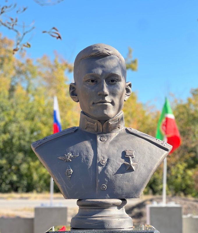 Друзья, сегодня с вице-премьером Татарстана Ринатом Садыковым, главой минземимущества нашей республики Фанилем Аглиуллиным, Героем России - заместителем министра труда, занятости и соцзащиты Татарстана Расимом Баксиковым в... Друзья, сегодня с вице-премьером Татарстана Ринатом Садыковым, главой минземимущества нашей республики Фанилем Аглиуллиным, Героем России - заместителем министра труда, занятости и соцзащиты Татарстана Расимом Баксиковым в...