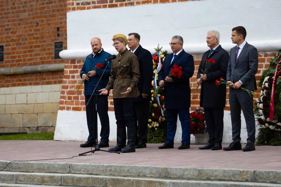 Александр Новиков: Сегодня Смоленск продолжает праздновать 1162-ю годовщину первого упоминания в летописи и 82-ю годовщину освобождения от фашистских захватчиков Александр Новиков: Сегодня Смоленск продолжает праздновать 1162-ю годовщину первого упоминания в летописи и 82-ю годовщину освобождения от фашистских захватчиков