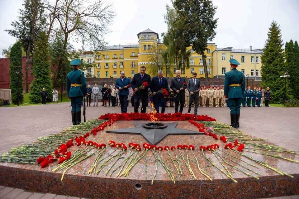 Александр Новиков: Сегодня Смоленск продолжает праздновать 1162-ю годовщину первого упоминания в летописи и 82-ю годовщину освобождения от фашистских захватчиков Александр Новиков: Сегодня Смоленск продолжает праздновать 1162-ю годовщину первого упоминания в летописи и 82-ю годовщину освобождения от фашистских захватчиков