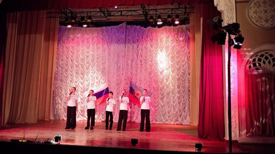В Доме культуры им. Горького пгт Ясеновский с большим успехом прошла концертная программа «Наша Родина — Россия!», посвященная Дню воссоединения Луганской Народной Республики и Российской Федерации В Доме культуры им. Горького пгт Ясеновский с большим успехом прошла концертная программа «Наша Родина — Россия!», посвященная Дню воссоединения Луганской Народной Республики и Российской Федерации