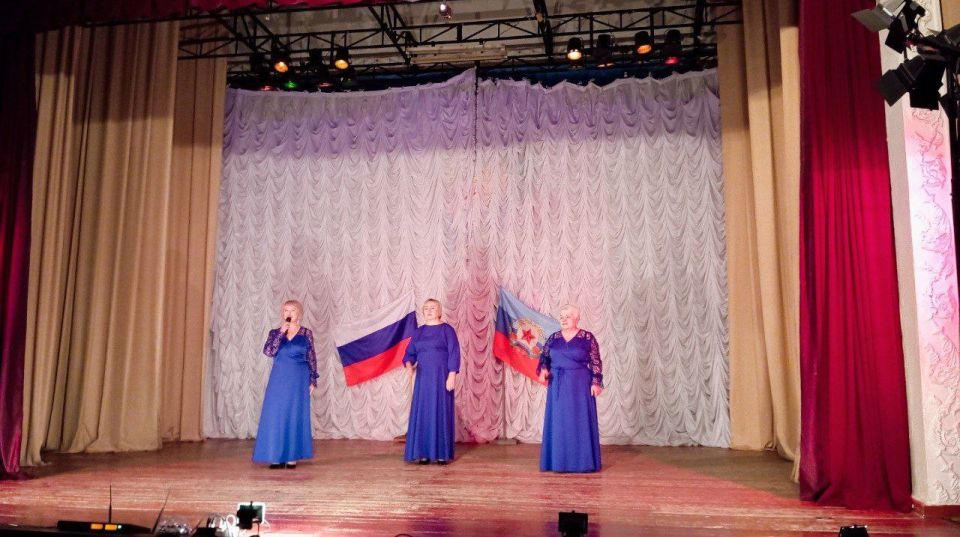 В Доме культуры им. Горького пгт Ясеновский с большим успехом прошла концертная программа «Наша Родина — Россия!», посвященная Дню воссоединения Луганской Народной Республики и Российской Федерации В Доме культуры им. Горького пгт Ясеновский с большим успехом прошла концертная программа «Наша Родина — Россия!», посвященная Дню воссоединения Луганской Народной Республики и Российской Федерации