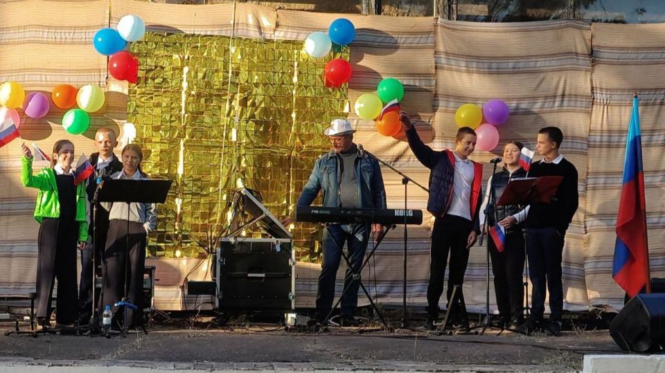 В поселке Карпаты отметили третью годовщину воссоединения исторических регионов с Россией В поселке Карпаты отметили третью годовщину воссоединения исторических регионов с Россией