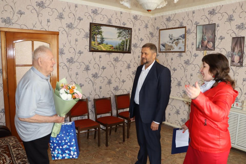 Евгений Бондарь: С особым чувством гордости и глубокого уважения хочу поделиться с вами радостными событиями, произошедшими в рамках празднования Дня города Лутугино Евгений Бондарь: С особым чувством гордости и глубокого уважения хочу поделиться с вами радостными событиями, произошедшими в рамках празднования Дня города Лутугино