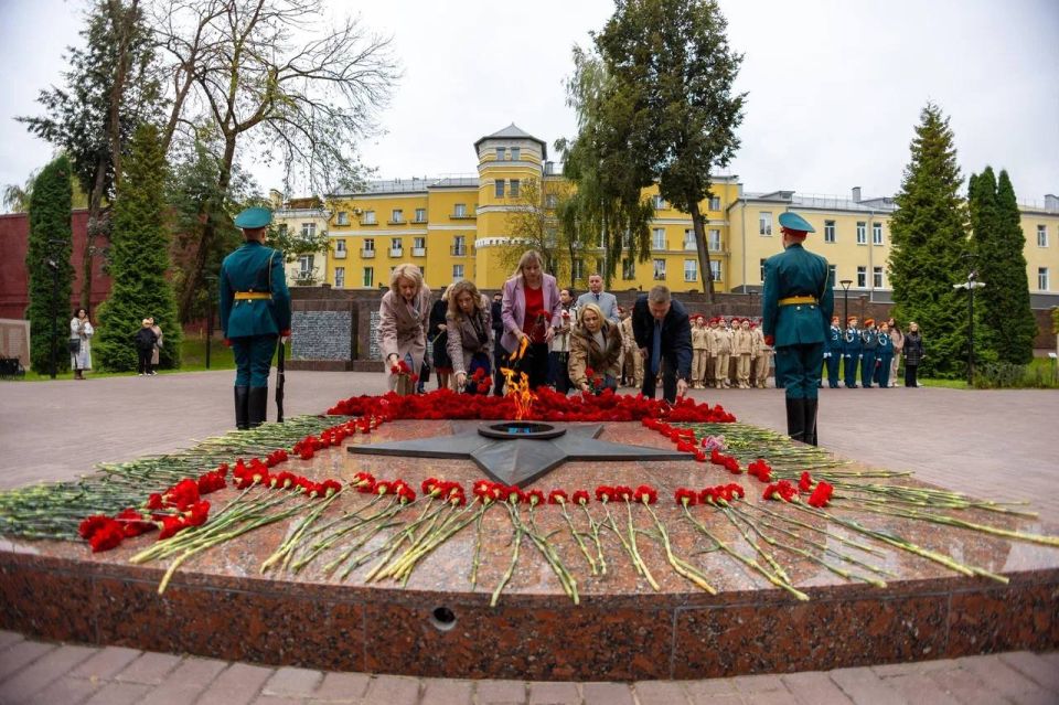 Александр Новиков: Сегодня Смоленск продолжает праздновать 1162-ю годовщину первого упоминания в летописи и 82-ю годовщину освобождения от фашистских захватчиков Александр Новиков: Сегодня Смоленск продолжает праздновать 1162-ю годовщину первого упоминания в летописи и 82-ю годовщину освобождения от фашистских захватчиков