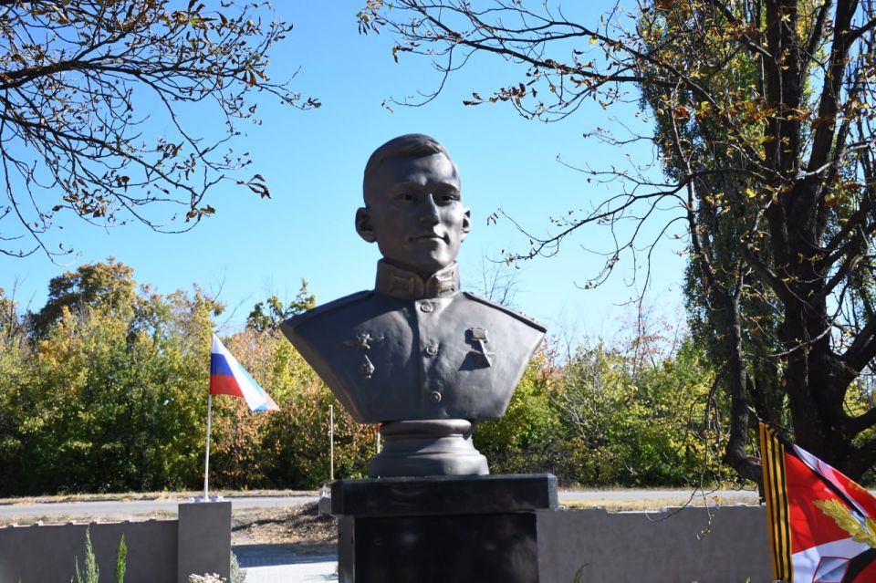 В городе Золотое состоялась церемония открытия бюста Героя Российской Федерации Дамира Назировича Исламова В городе Золотое состоялась церемония открытия бюста Героя Российской Федерации Дамира Назировича Исламова