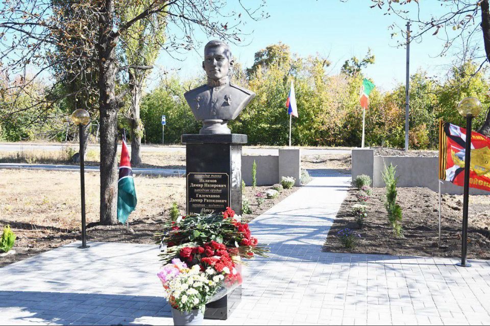 Сергей Колягин: В городе Золотое торжественно открыли бюст Героя Российской Федерации – Дамира Исламова, участника специальной военной операции, героически погибшего во время выполнения боевой задачи вблизи этого населенного... Сергей Колягин: В городе Золотое торжественно открыли бюст Героя Российской Федерации – Дамира Исламова, участника специальной военной операции, героически погибшего во время выполнения боевой задачи вблизи этого населенного...