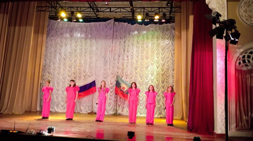 В Доме культуры им. Горького пгт Ясеновский с большим успехом прошла концертная программа «Наша Родина — Россия!», посвященная Дню воссоединения Луганской Народной Республики и Российской Федерации В Доме культуры им. Горького пгт Ясеновский с большим успехом прошла концертная программа «Наша Родина — Россия!», посвященная Дню воссоединения Луганской Народной Республики и Российской Федерации