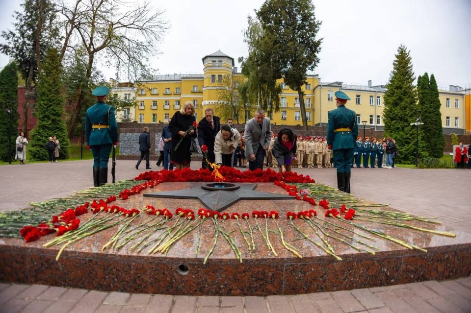 Александр Новиков: Сегодня Смоленск продолжает праздновать 1162-ю годовщину первого упоминания в летописи и 82-ю годовщину освобождения от фашистских захватчиков Александр Новиков: Сегодня Смоленск продолжает праздновать 1162-ю годовщину первого упоминания в летописи и 82-ю годовщину освобождения от фашистских захватчиков
