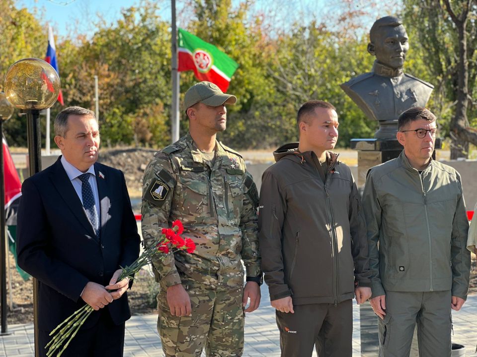 Друзья, сегодня с вице-премьером Татарстана Ринатом Садыковым, главой минземимущества нашей республики Фанилем Аглиуллиным, Героем России - заместителем министра труда, занятости и соцзащиты Татарстана Расимом Баксиковым в... Друзья, сегодня с вице-премьером Татарстана Ринатом Садыковым, главой минземимущества нашей республики Фанилем Аглиуллиным, Героем России - заместителем министра труда, занятости и соцзащиты Татарстана Расимом Баксиковым в...