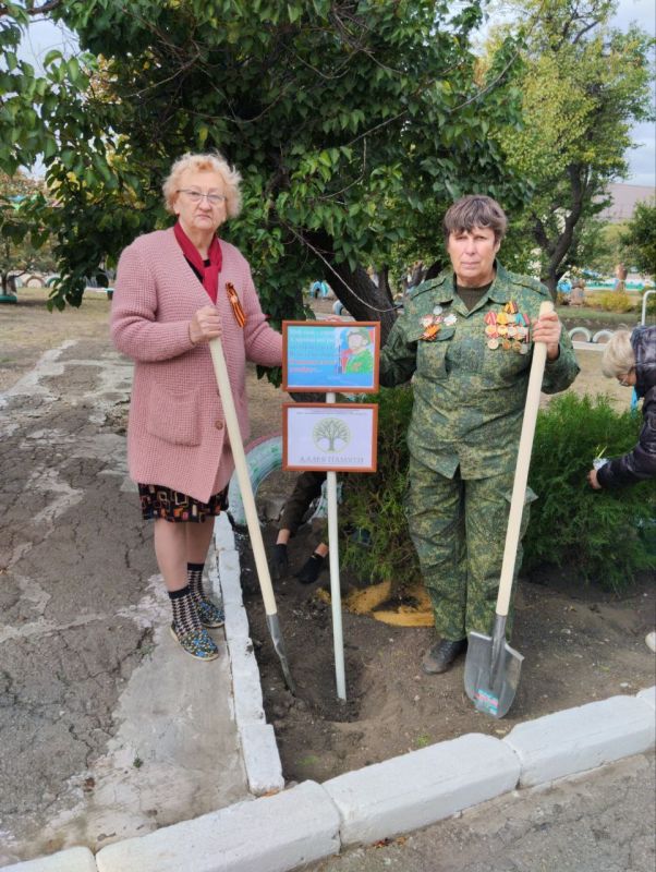 Наталья Борисовна Хмылко, активист КСВО города Свердловск, вместе с детьми из специализированного детского сада «Капитошка» приняла участие в акции «Сад памяти» Наталья Борисовна Хмылко, активист КСВО города Свердловск, вместе с детьми из специализированного детского сада «Капитошка» приняла участие в акции «Сад памяти»