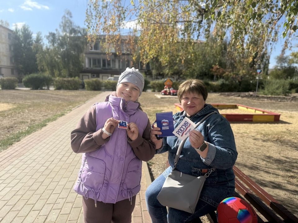 В Кировске накануне празднования дня воссоединения с Российской Федерацией депутат Народного Совета Алексей Белецкий совместно с партийным активом и молодежной организацией провели на площади Ленина праздничную раздачу... В Кировске накануне празднования дня воссоединения с Российской Федерацией депутат Народного Совета Алексей Белецкий совместно с партийным активом и молодежной организацией провели на площади Ленина праздничную раздачу...