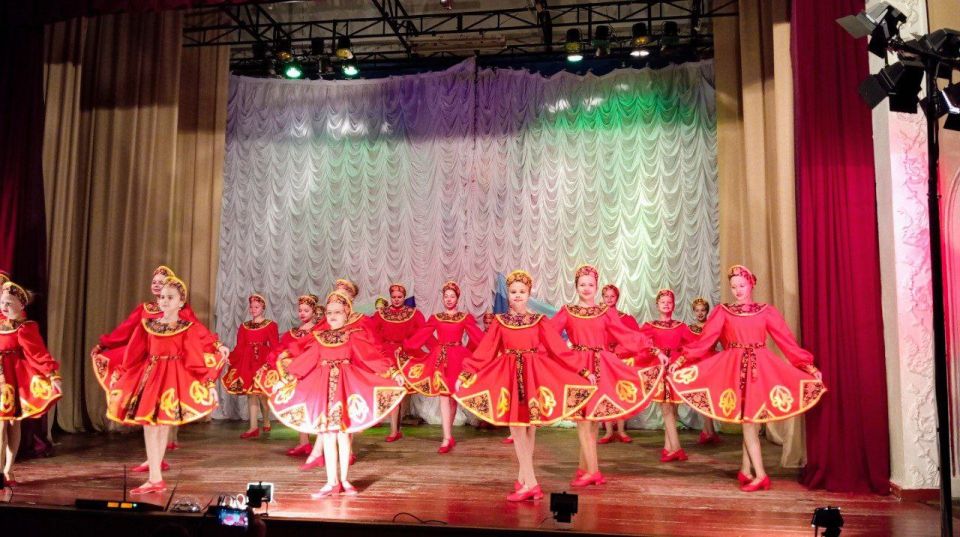 В Доме культуры им. Горького пгт Ясеновский с большим успехом прошла концертная программа «Наша Родина — Россия!», посвященная Дню воссоединения Луганской Народной Республики и Российской Федерации В Доме культуры им. Горького пгт Ясеновский с большим успехом прошла концертная программа «Наша Родина — Россия!», посвященная Дню воссоединения Луганской Народной Республики и Российской Федерации