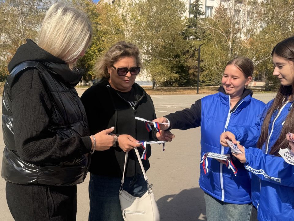 В Кировске накануне празднования дня воссоединения с Российской Федерацией депутат Народного Совета Алексей Белецкий совместно с партийным активом и молодежной организацией провели на площади Ленина праздничную раздачу... В Кировске накануне празднования дня воссоединения с Российской Федерацией депутат Народного Совета Алексей Белецкий совместно с партийным активом и молодежной организацией провели на площади Ленина праздничную раздачу...