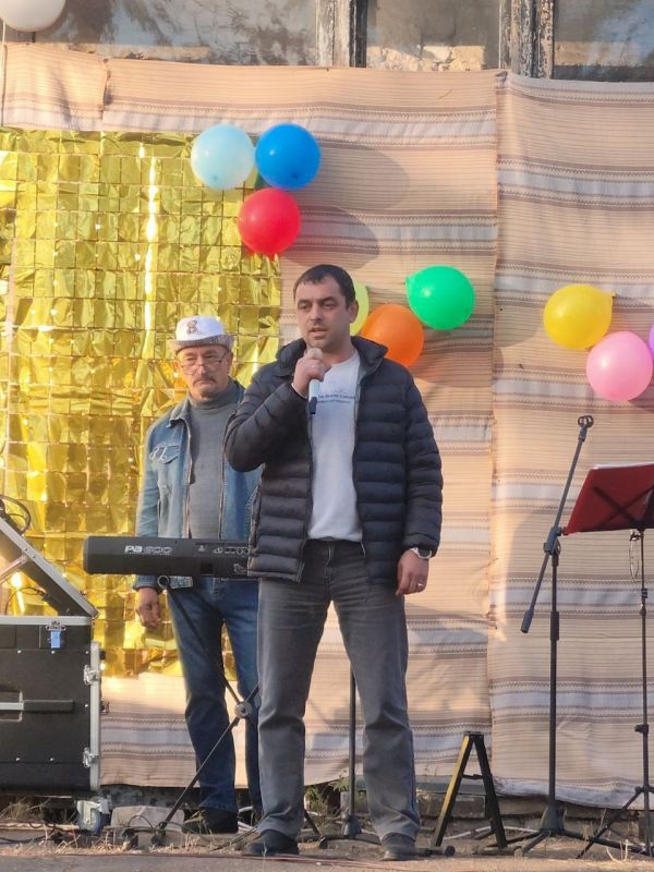 В поселке Карпаты отметили третью годовщину воссоединения исторических регионов с Россией В поселке Карпаты отметили третью годовщину воссоединения исторических регионов с Россией