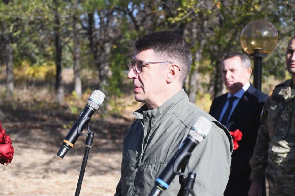 Сергей Колягин: В городе Золотое торжественно открыли бюст Героя Российской Федерации – Дамира Исламова, участника специальной военной операции, героически погибшего во время выполнения боевой задачи вблизи этого населенного... Сергей Колягин: В городе Золотое торжественно открыли бюст Героя Российской Федерации – Дамира Исламова, участника специальной военной операции, героически погибшего во время выполнения боевой задачи вблизи этого населенного...