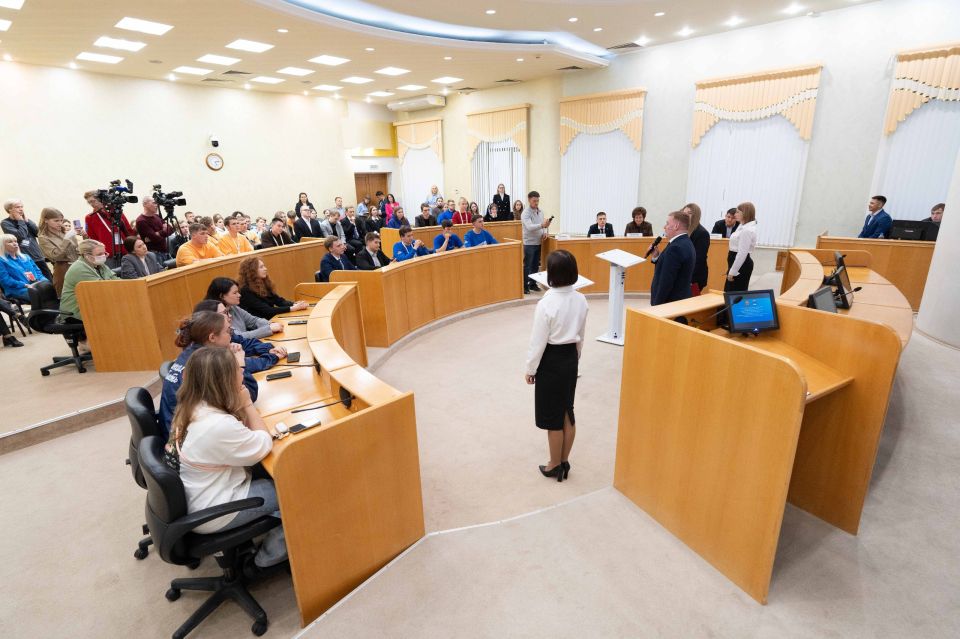 Впервые в нашей Думе в рамках форума УрФО «Утро» прошло большое мероприятие, которое объединило инициативных ребят из УрФО и Краснодона Впервые в нашей Думе в рамках форума УрФО «Утро» прошло большое мероприятие, которое объединило инициативных ребят из УрФО и Краснодона
