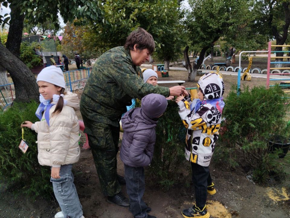 Наталья Борисовна Хмылко, активист КСВО города Свердловск, вместе с детьми из специализированного детского сада «Капитошка» приняла участие в акции «Сад памяти» Наталья Борисовна Хмылко, активист КСВО города Свердловск, вместе с детьми из специализированного детского сада «Капитошка» приняла участие в акции «Сад памяти»