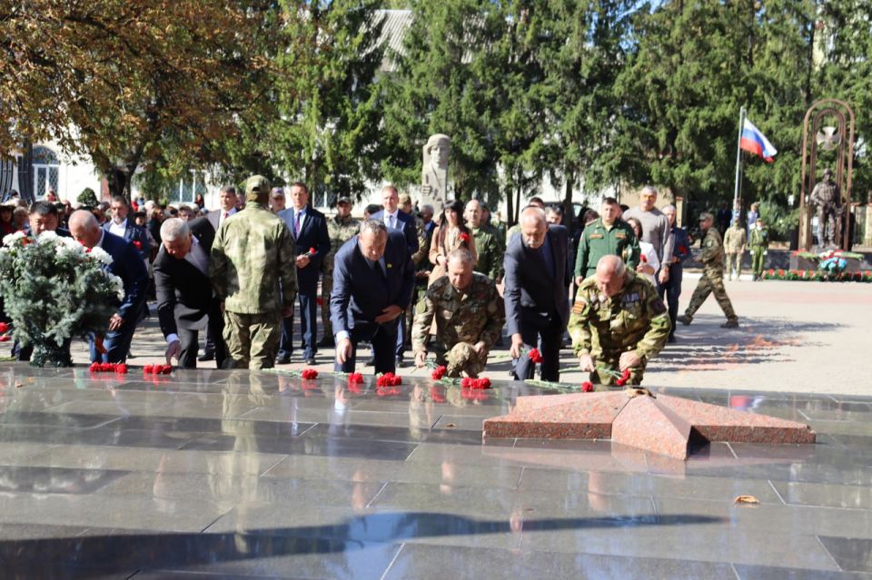 В день 130-летия города Антрацита и 89-летия Антрацитовского района на Мемориальном комплексе «Вечный огонь» состоялось торжественное открытие Памятника участникам Специальной военной операции В день 130-летия города Антрацита и 89-летия Антрацитовского района на Мемориальном комплексе «Вечный огонь» состоялось торжественное открытие Памятника участникам Специальной военной операции
